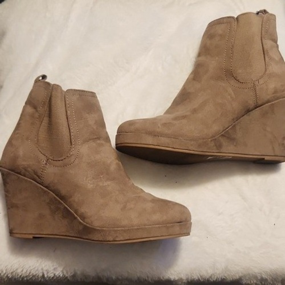 Revel Women Taupe Faux‎ Suede Wedge Ankle Chelsea Boots Size 6